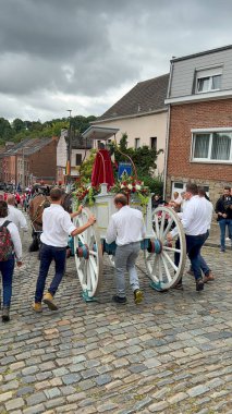 Bousval, Genappe, Belçika 25 Ağustos 2025. Walloon Brabant Belçika 'daki Bousval' da düzenlenen yıllık Saint Barthelemy Tur alayı 24 Ağustos 'tan sonraki ilk Pazar günü gerçekleşti.