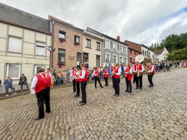 Bousval, Genappe, Belçika 25 Ağustos 2025. Walloon Brabant Belçika 'daki Bousval' da düzenlenen yıllık Saint Barthelemy Tur alayı 24 Ağustos 'tan sonraki ilk Pazar günü gerçekleşti.
