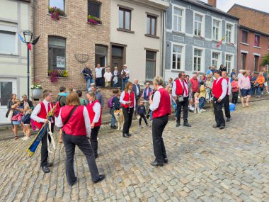 Bousval, Genappe, Belçika 25 Ağustos 2025. Walloon Brabant Belçika 'daki Bousval' da düzenlenen yıllık Saint Barthelemy Tur alayı 24 Ağustos 'tan sonraki ilk Pazar günü gerçekleşti.