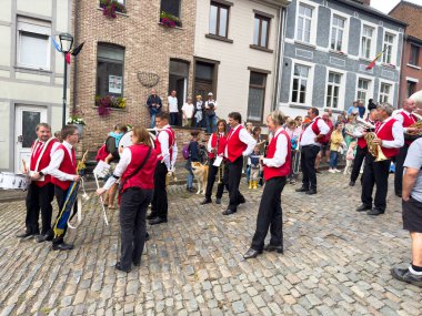 Bousval, Genappe, Belçika 25 Ağustos 2025. Walloon Brabant Belçika 'daki Bousval' da düzenlenen yıllık Saint Barthelemy Tur alayı 24 Ağustos 'tan sonraki ilk Pazar günü gerçekleşti.