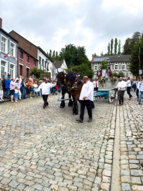 Bousval, Genappe, Belçika 25 Ağustos 2025. Walloon Brabant Belçika 'daki Bousval' da düzenlenen yıllık Saint Barthelemy Tur alayı 24 Ağustos 'tan sonraki ilk Pazar günü gerçekleşti.