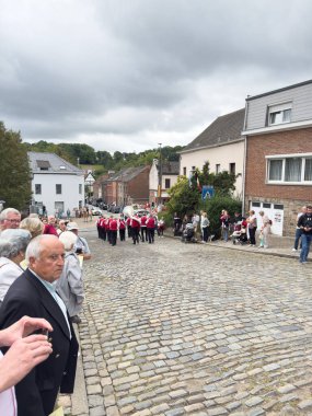 Bousval, Genappe, Belçika 25 Ağustos 2025. Walloon Brabant Belçika 'daki Bousval' da düzenlenen yıllık Saint Barthelemy Tur alayı 24 Ağustos 'tan sonraki ilk Pazar günü gerçekleşti.