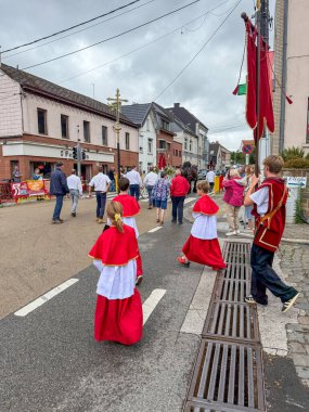 Bousval, Genappe, Belçika 25 Ağustos 2025. Walloon Brabant Belçika 'daki Bousval' da düzenlenen yıllık Saint Barthelemy Tur alayı 24 Ağustos 'tan sonraki ilk Pazar günü gerçekleşti.