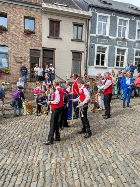 Bousval, Genappe, Belçika 25 Ağustos 2025. Walloon Brabant Belçika 'daki Bousval' da düzenlenen yıllık Saint Barthelemy Tur alayı 24 Ağustos 'tan sonraki ilk Pazar günü gerçekleşti.