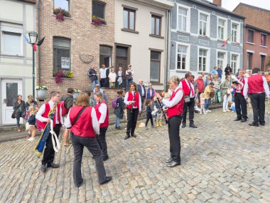 Bousval, Genappe, Belçika 25 Ağustos 2025. Walloon Brabant Belçika 'daki Bousval' da düzenlenen yıllık Saint Barthelemy Tur alayı 24 Ağustos 'tan sonraki ilk Pazar günü gerçekleşti.