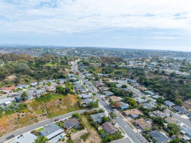San Diego, California 'daki Oceanside kasabasındaki orta sınıf evlerin hava manzarası. ABD.
