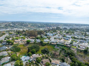 San Diego, California 'daki Oceanside kasabasındaki orta sınıf evlerin hava manzarası. ABD.