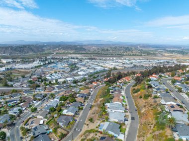 San Diego, California 'daki Oceanside kasabasındaki orta sınıf evlerin hava manzarası. ABD.