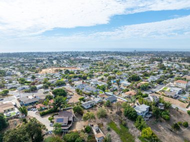 San Diego, California 'daki Oceanside kasabasındaki orta sınıf evlerin hava manzarası. ABD.