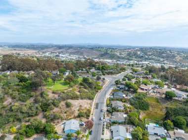 San Diego, California 'daki Oceanside kasabasındaki orta sınıf evlerin hava manzarası. ABD.