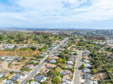 San Diego, California 'daki Oceanside kasabasındaki orta sınıf evlerin hava manzarası. ABD.