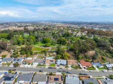 San Diego, California 'daki Oceanside kasabasındaki orta sınıf evlerin hava manzarası. ABD.