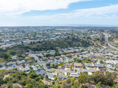 San Diego, California 'daki Oceanside kasabasındaki orta sınıf evlerin hava manzarası. ABD.