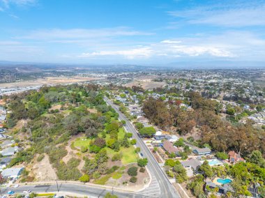 San Diego, California 'daki Oceanside kasabasındaki orta sınıf evlerin hava manzarası. ABD.