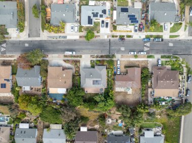 San Diego, California 'daki Oceanside kasabasındaki orta sınıf evlerin hava manzarası. ABD.