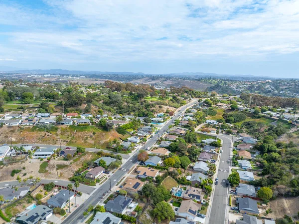 San Diego, California 'daki Oceanside kasabasındaki orta sınıf evlerin hava manzarası. ABD.