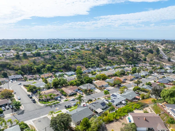 San Diego, California 'daki Oceanside kasabasındaki orta sınıf evlerin hava manzarası. ABD.