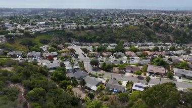 San Diego, California 'daki Oceanside kasabasındaki orta sınıf evlerin hava manzarası. ABD.