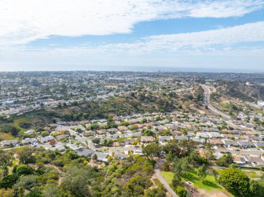 San Diego, California 'daki Oceanside kasabasındaki orta sınıf evlerin hava manzarası. ABD.