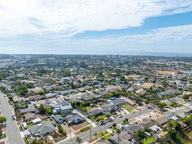 San Diego, California 'daki Oceanside kasabasındaki orta sınıf evlerin hava manzarası. ABD.