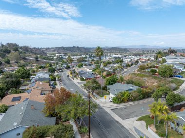San Diego, California 'daki Oceanside kasabasındaki orta sınıf evlerin hava manzarası. ABD.