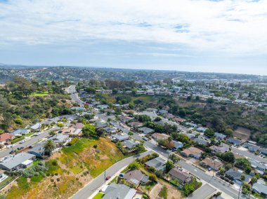 San Diego, California 'daki Oceanside kasabasındaki orta sınıf evlerin hava manzarası. ABD.