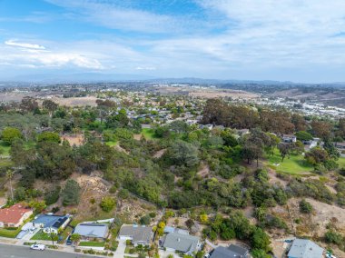 San Diego, California 'daki Oceanside kasabasındaki orta sınıf evlerin hava manzarası. ABD.