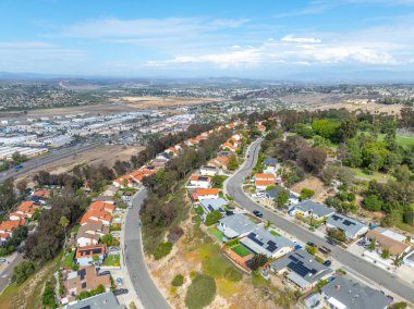 San Diego, California 'daki Oceanside kasabasındaki orta sınıf evlerin hava manzarası. ABD.
