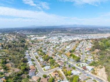 San Diego, California 'daki Oceanside kasabasındaki orta sınıf evlerin hava manzarası. ABD.