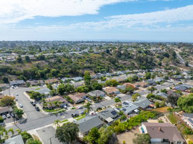 San Diego, California 'daki Oceanside kasabasındaki orta sınıf evlerin hava manzarası. ABD.