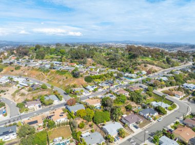 San Diego, California 'daki Oceanside kasabasındaki orta sınıf evlerin hava manzarası. ABD.
