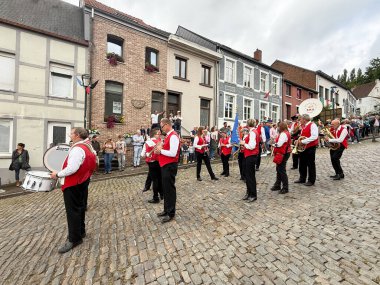 Bousval, Genappe, Belçika 25 Ağustos 2025. Walloon Brabant Belçika 'daki Bousval' da düzenlenen yıllık Saint Barthelemy Tur alayı 24 Ağustos 'tan sonraki ilk Pazar günü gerçekleşti.