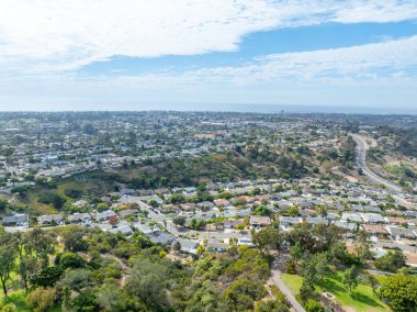 San Diego, California 'daki Oceanside kasabasındaki orta sınıf evlerin hava manzarası. ABD.
