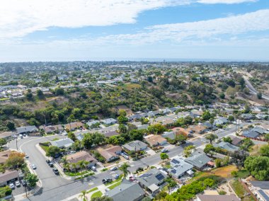 San Diego, California 'daki Oceanside kasabasındaki orta sınıf evlerin hava manzarası. ABD.