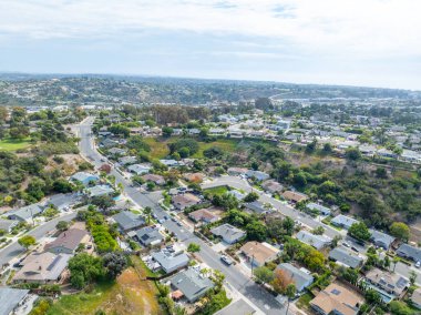 San Diego, California 'daki Oceanside kasabasındaki orta sınıf evlerin hava manzarası. ABD.