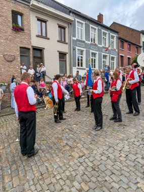 Bousval, Genappe, Belçika 25 Ağustos 2025. Walloon Brabant Belçika 'daki Bousval' da düzenlenen yıllık Saint Barthelemy Tur alayı 24 Ağustos 'tan sonraki ilk Pazar günü gerçekleşti.