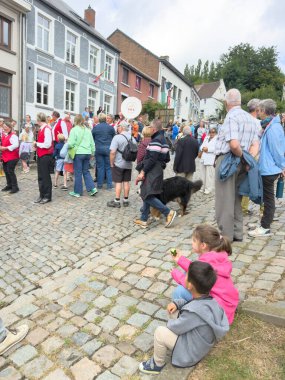 Bousval, Genappe, Belçika 25 Ağustos 2025. Walloon Brabant Belçika 'daki Bousval' da düzenlenen yıllık Saint Barthelemy Tur alayı 24 Ağustos 'tan sonraki ilk Pazar günü gerçekleşti.