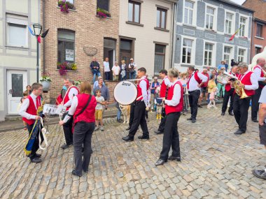 Bousval, Genappe, Belçika 25 Ağustos 2025. Walloon Brabant Belçika 'daki Bousval' da düzenlenen yıllık Saint Barthelemy Tur alayı 24 Ağustos 'tan sonraki ilk Pazar günü gerçekleşti.