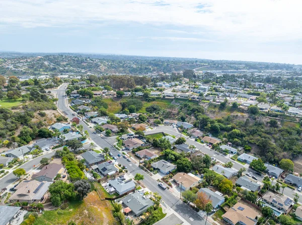 San Diego, California 'daki Oceanside kasabasındaki orta sınıf evlerin hava manzarası. ABD.