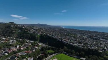 San Juan Capistrano, California üzerindeki hava manzarasında tarihi misyon, kütüphane, spor mahkemeleri ve şehir merkezine inen bir Amtrak treni yer alıyor. Yüksek kalite 4k görüntü