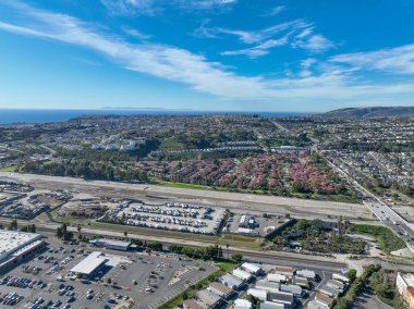 San Juan Capistrano, California üzerindeki hava manzarasında tarihi misyon, kütüphane, spor mahkemeleri ve şehir merkezine inen bir Amtrak treni yer alıyor. Yüksek kalite 4k görüntü