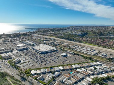 San Juan Capistrano, California üzerindeki hava manzarasında tarihi misyon, kütüphane, spor mahkemeleri ve şehir merkezine inen bir Amtrak treni yer alıyor. Yüksek kalite 4k görüntü