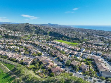 San Juan Capistrano, California üzerindeki hava manzarasında tarihi misyon, kütüphane, spor mahkemeleri ve şehir merkezine inen bir Amtrak treni yer alıyor. Yüksek kalite 4k görüntü