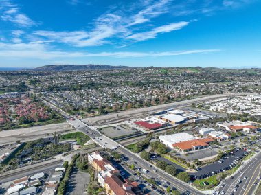 San Juan Capistrano, California üzerindeki hava manzarasında tarihi misyon, kütüphane, spor mahkemeleri ve şehir merkezine inen bir Amtrak treni yer alıyor. Yüksek kalite 4k görüntü