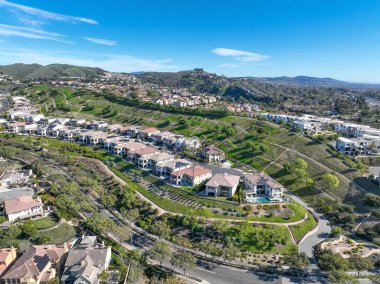 San Juan Capistrano, California üzerindeki hava manzarasında tarihi misyon, kütüphane, spor mahkemeleri ve şehir merkezine inen bir Amtrak treni yer alıyor. Yüksek kalite 4k görüntü