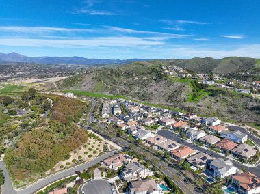 San Juan Capistrano, California üzerindeki hava manzarasında tarihi misyon, kütüphane, spor mahkemeleri ve şehir merkezine inen bir Amtrak treni yer alıyor. Yüksek kalite 4k görüntü