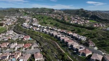 San Juan Capistrano, California üzerindeki hava manzarasında tarihi misyon, kütüphane, spor mahkemeleri ve şehir merkezine inen bir Amtrak treni yer alıyor. Yüksek kalite 4k görüntü