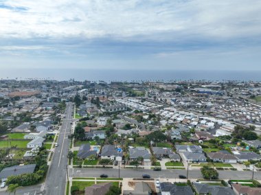 San Diego, Kaliforniya 'daki Oceanside kasabasındaki evlerin hava manzarası. ABD.