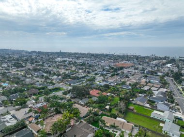 San Diego, Kaliforniya 'daki Oceanside kasabasındaki evlerin hava manzarası. ABD.