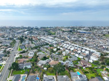 San Diego, Kaliforniya 'daki Oceanside kasabasındaki evlerin hava manzarası. ABD.